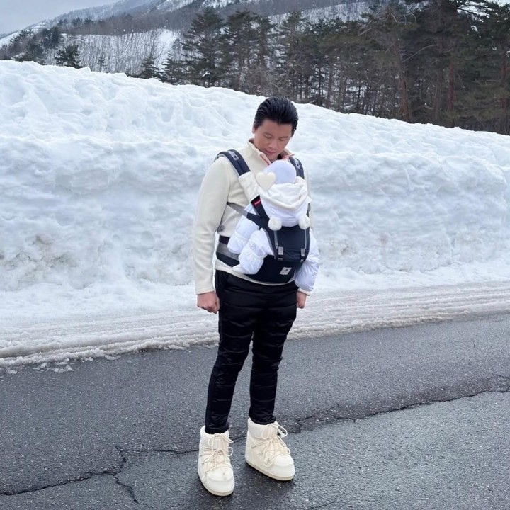 <p>Baby R terlihat menggemaskan dengan pakaian tebal berbulu warna putih. Si Kecil pun terlihat nyaman ketika berada di dalam dekapan sang Ayah. (Foto: Instagram: @princessyahrini)</p>