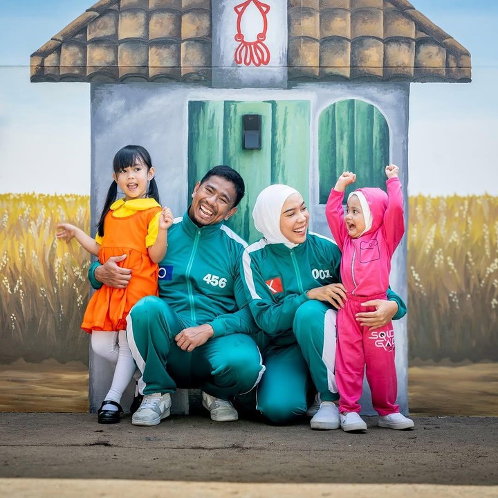 <p>Fitrop dan suami, Irvan Hanafi, tampil kompak mengenakan pakaian peserta <em>Squid Game</em>. Sementara itu, putri sulungnya, Sada, mengenakan kostum boneka Young Hee, dan si bungsu Kamya terlihat menggemaskan dengan kostum Pink Guard. (Foto: Instagram: @fitrop)</p>