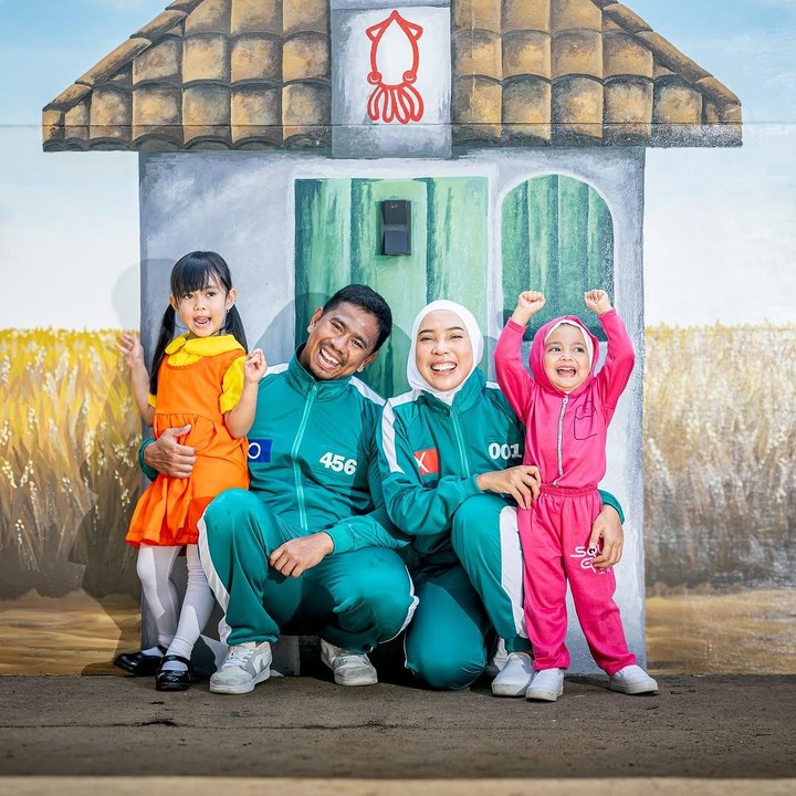 <p>Tidak hanya itu, <em>background</em> yang digunakan pun terlihat sangat totalitas, Bunda. <em>Background</em> ini dilukis langsung di tembok rumah Fitrop oleh guru melukis Sada. (Foto: Instagram: @fitrop)</p>