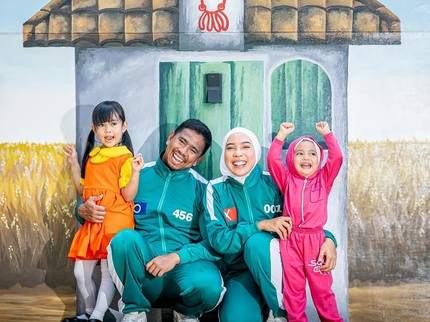 5 Potret Fitri Tropica Kompak Pakai Kostum Squid Game Bareng Suami & Anak, Backgroundnya Totalitas Banget Bun