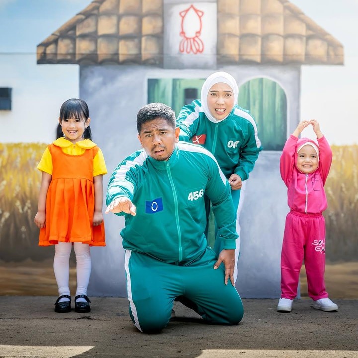 <p>Banyak netizen yang salah fokus dengan Sada dan Kamya yang menggemaskan nih, Bunda. "Kalau <em>sniper</em>-nya macam itu sama boneka se-ramah tamah itu, mau lah aku ikut <em>Squid Game</em>," ungkap seorang netizen dengan emotikon hati. "Gemas banget Kakak Sada dan Kamya," ujar netizen lainnya. (Foto: Instagram: @fitrop)</p>