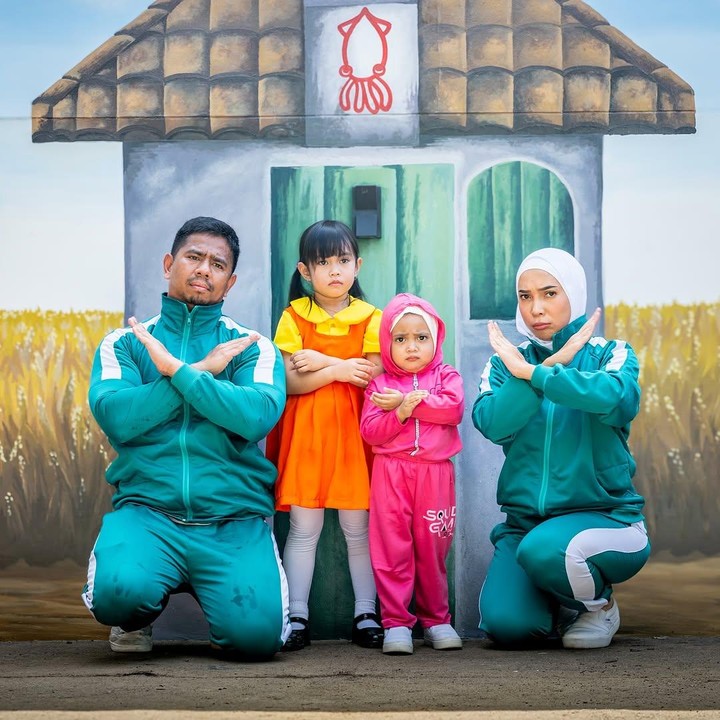 <p>Fitri Tropica dan keluarga memang selalu totalitas dalam urusan membuat konten, Bunda. Belum lama ini, perempuan yang akrab disapa Fitrop itu membagikan potretnya besama suami dan kedua putrinya dalam balutan kostum <em>Squid</em> <em>Game</em>. (Foto: Instagram: @fitrop)</p>