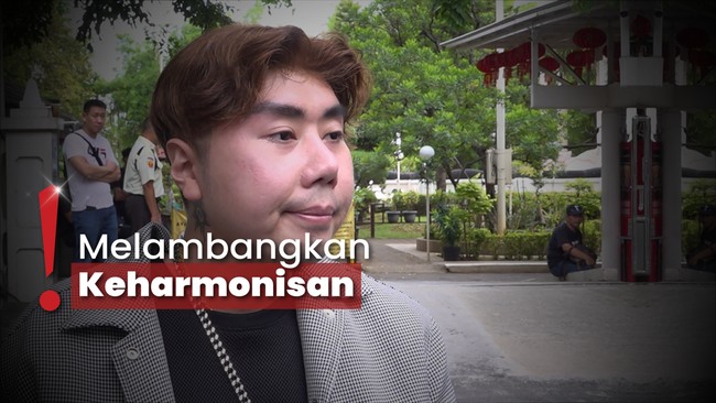 Lakukan Tradisi Imlek, Roy Kiyoshi Sembahyang dan Lepas Burung