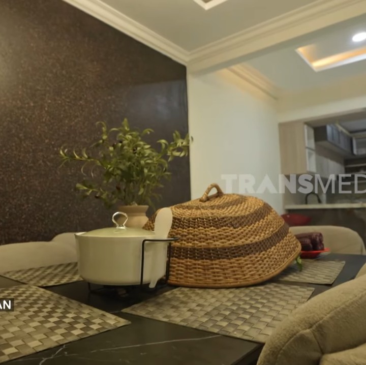 <p>Mpok Alpa juga memiliki set meja makan yang mewah, lho. Ternyata meja makan ini ia beli dengan harga diskon. "Awalnya Rp21 juta jadi Rp16,5 juta. Iya (membeli tunggu diskon)," ujarnya. (Foto: YouTube TRANS7 OFFICIAL)</p>