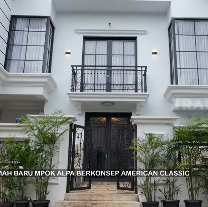 <p>Mpok Alpa baru saja menunjukkan hunian mewahnya yang didominasi warna putih. Rumah bergaya American Classic ini ternyata baru saja dibeli komedian bernama asli Nina Carolina tersebut. (Foto: YouTube TRANS7 OFFICIAL)</p>