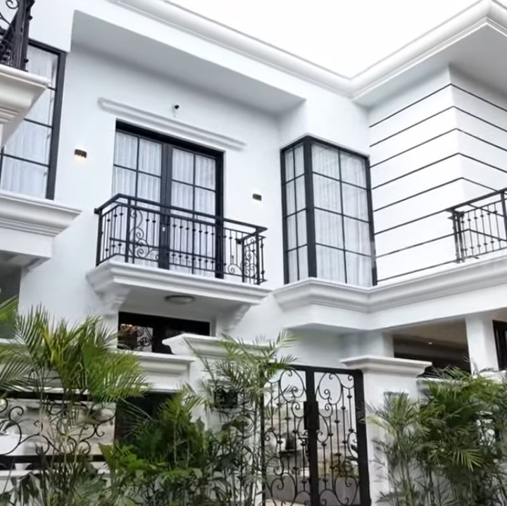 <p>Dari depan, terlihat rumah satu ini sangat <em>eye catching</em>. Bukan tanpa alasan, Mpok Alpa memilih menggunakan pintu depan transparan dengan nuansa hitam dan putih. (Foto: YouTube TRANS7 OFFICIAL)</p>