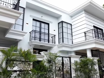 7 Potret Rumah Baru Mpok Alpa, Elegan dan Mewah Bernuansa Serba Putih