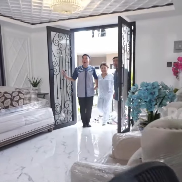 <p>Ketika memasuki ruang tamu, Bunda akan disambut dengan deretan sofa mewah berwarna cokelat. Bunda empat anak ini menyebut bahwa sofa tersebut dibeli dengan harga Rp14 juta. (Foto: YouTube TRANS7 OFFICIAL)</p>