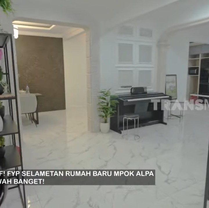 <p>Meski terlihat mewah, ternyata tidak semua barang di rumah Mpok Alpa dibeli dengan harga yang fantastis, Bunda. Beberapa ia beli secara online dengan harga yang lebih terjangkau. (Foto: YouTube TRANS7 OFFICIAL)</p>