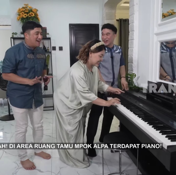 <p>Pada area ruang tamu, Bunda juga akan menemukan sebuah piano besar berwarna hitam. Mewah banget, ya! (Foto: YouTube TRANS7 OFFICIAL)</p>