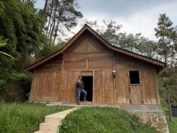 Kisah Dodit Mulyanto Bangun Rumah Back to Nature di Hutan