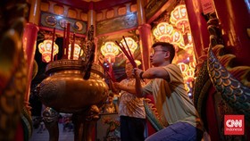 FOTO: Sembahyang Malam Imlek di Vihara Amurva Bhumi