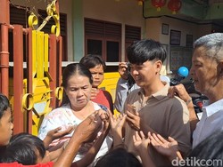 Senangnya Anak-anak di Ampenan Dapat Angpao dari Koko dan Cece Kelenteng