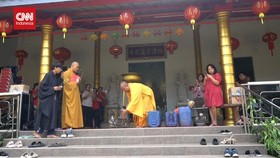 VIDEO: Warga Tionghoa Jalani Ritual Fang Shen, Melepas Hewan ke Alam