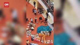 VIDEO: Pria Tanpa Identitas Tewas Loncat dari Lantai 5 Mal Citraland