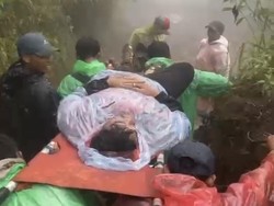 Pendaki Berbobot 100 Kg Jatuh dan Terkilir, Ditandu Turun 5 Jam