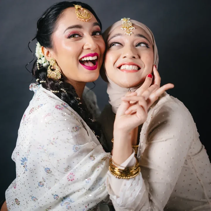 <p>"Setiap hari enggak pernah berhenti aku berdoa kebaikan untuk kita berdua, Ayah, Alm. Ibu. Aku tahu tahun ini akan berbeda karena kita hanya bertiga sekarang. Aku selalu berdoa agar Allah SWT memberikan kita kekuatan dan Ibu ada di tempat yang lebih baik dan membahagiakan sekarang, melihat kita di sini. Terima kasih banyak untuk semua ucapan dan doa baiknya! Aku bedoa semoga doa baik juga berbalik ke teman-teman semua ya! Maaf jika enggak dibalas semua," papar perempuan 37 tahun ini. (Foto: Instagram: @bellafawzi_)</p>