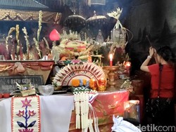 Unik, Umat Jalankan Dua Tradisi di Kongco Batur Saat Imlek
