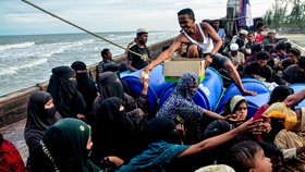 FOTO: 77 Imigran Rohingya Terdampar di Aceh Timur
