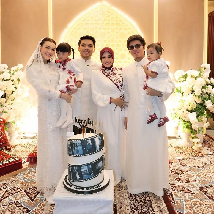 <p>Pasangan Aurel Hermansyah dan Atta Halilintar juga menjadi salah satu tamu undangan dari pihak keluarga yang hadir di syukuran empat bulanan ini. Keduanya turut membagikan momen kebersamaan dengan Aaliyah dan Thariq yang tampak bahagia di hari spesial tersebut. (Foto: Instagram @aurelie.hermansyah)</p>