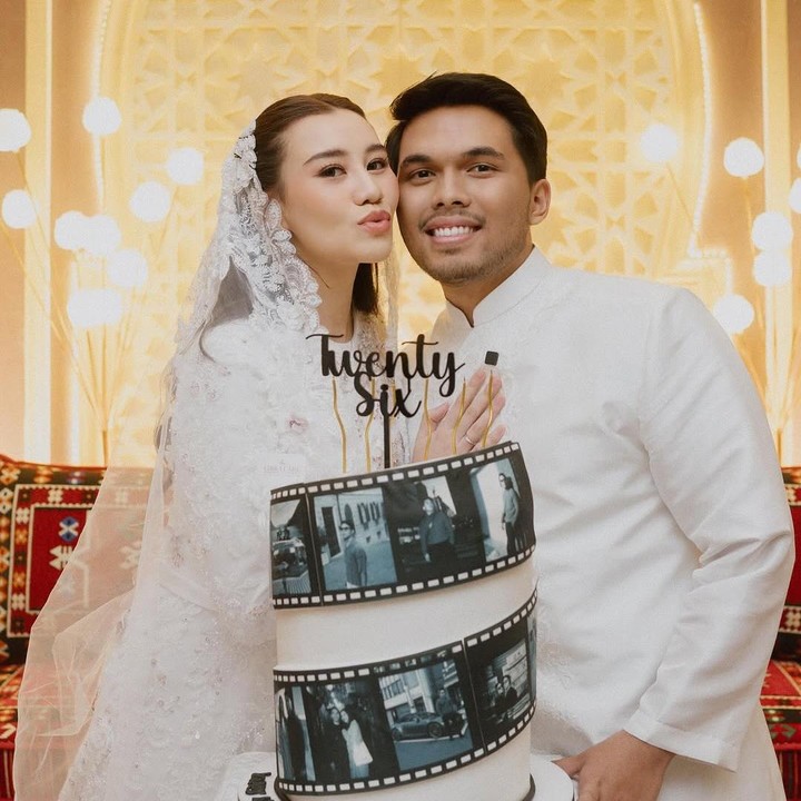 <p>Dalam acara ini, Aaliyah dan Thariq tampil serasi mengenakan pakaian bernuansa warna putih. Di satu foto, pasangan yang menikah pada 26 Juli 2024 ini memamerkan kue ulang tahun Thariq yang dihiasi oleh foto-fotonya. (Foto: Instagram @aaliyah.massaid)</p>