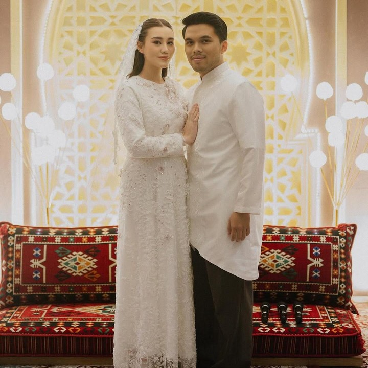 <p>Melalui unggahan di Instagram, Aaliyah dan Thariq terlihat bahagia dan kerap menebar senyum. Pasangan ini tampaknya sudah tak sabar menanti kehadiran anak pertama mereka. "Syukuran ulang tahun suami tersayang dan pengajian 4 bulanan anak pertama kami," tulis Aaliyah. Acara syukuran empat bulan kehamilan Aaliyah ini diadakan setelah hampir seminggu ia mengumumkan kehamilannya ke publik. Aaliyah dan Thariq sengaja merahasiakan kehamilannya ini lantaran ingin menunggu waktu yang tepat. (Foto: Instagram @aaliyah.massaid)</p>