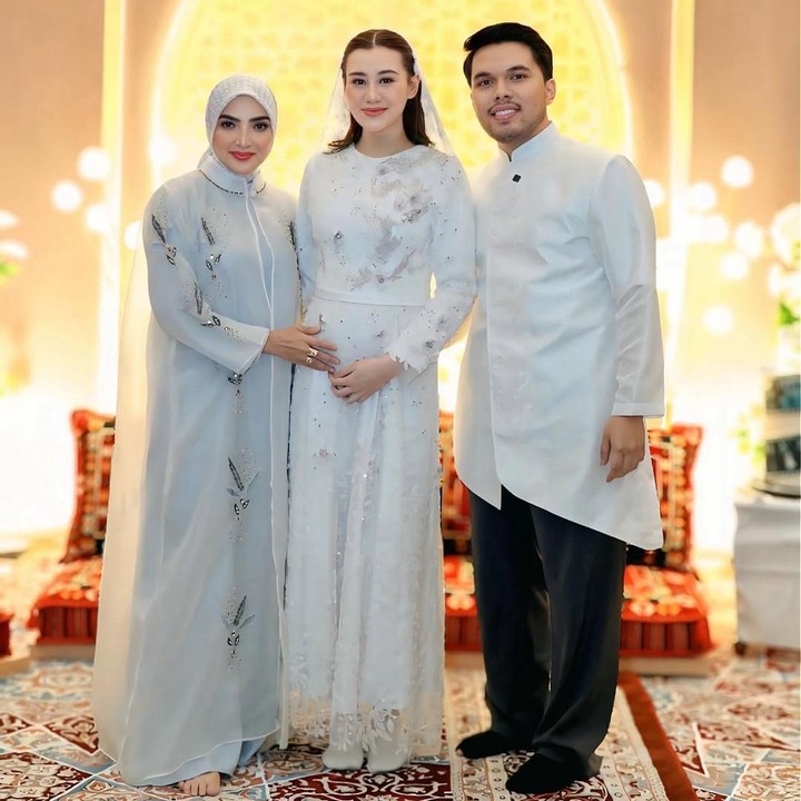 <p>Turut hadir di acara ini kerabat dekat Aaliyah dan Thariq, yakni Bunda Seleb Ashanty. Melalui unggahan di Instagram, istri Anang Hermansyah ini mengungkap doa dan harapannya untuk kehamilan Aaliyah dan pertambahan usia Thariq. "Selamat anak2ku sayang. Lancar sampai persalinan, sehat Mommy n Baby @aaliyah.massaid. Selamat hari lahir, semua doa yg terbaik yaa @thariqhalilintar<br />Doa kami selalu untuk kalian," tulisnya. (Foto: Instagram @ashanty_ash)</p>