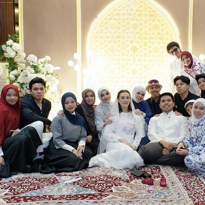 <p>Acara syukuran kehamilan ini digelar tertutup pada Rabu (29/1/2025). Acara dihadiri oleh keluarga besar keduanya, termasuk keluarga Thariq. (Foto: Instagram @ashanty_ash)</p>