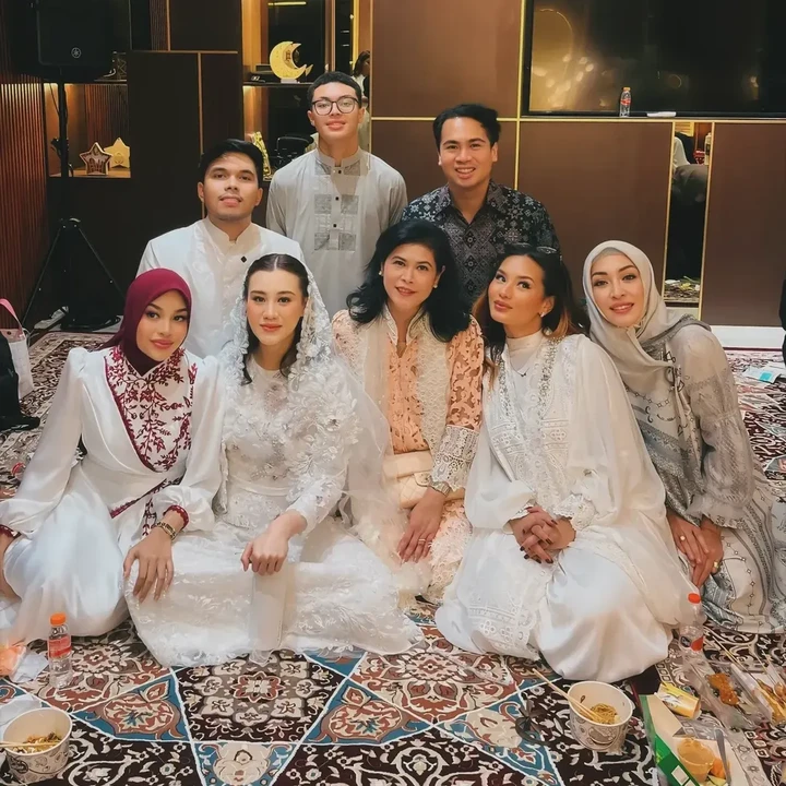 <p>Ibu sambung Aaliyah, Angelina Sondakh, juga turut hadir di acara spesial putrinya ini. Dalam foto yang dibagikan, terlihat keluarga besar Aaliyah hadir, termasuk kakaknya Zahwa Massaid dan adiknya Keanu Massaid. "Hari ini hati ini penuh syukur… @aaliyah.massaid, anakku tersayang, kini mengandung 4 bulan. Rasanya seperti baru kemarin aku bermain bersama saat Aaliyah Masih kecil, dan sekarang… dia yang akan menjadi seorang ibu. Waktu benar-benar berlari," tulis Angelina Sondakh dalam unggahannya. (Foto: Instagram @angelinasondakh09)</p>