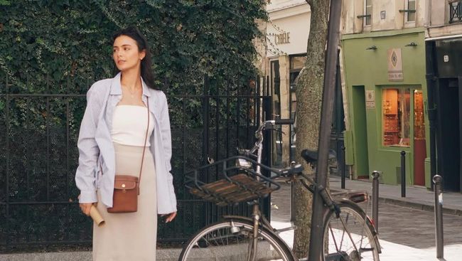 5 Potret Outfit Amanda Rawles, Kece dengan Padu Padan Rok - Foto 1