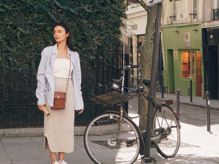 5 Potret Outfit Amanda Rawles, Kece dengan Padu Padan Rok