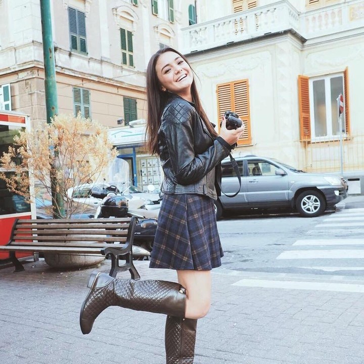 <p>Seperti potret berikut ini saat liburan di Milan, Italy, Amanda terlihat mengenakan rok mini kotak-kotak yang dilengkapi dengan jaket kulit berwarna hitam. "Kakaaaaaaa knpp cantikkk bgtttttt," tulis akun <em>@anindyaa****.</em> "Kak manda cantik," tulis akun <em>@iamc****.</em> (Foto: Instagram@amandarawles)</p>