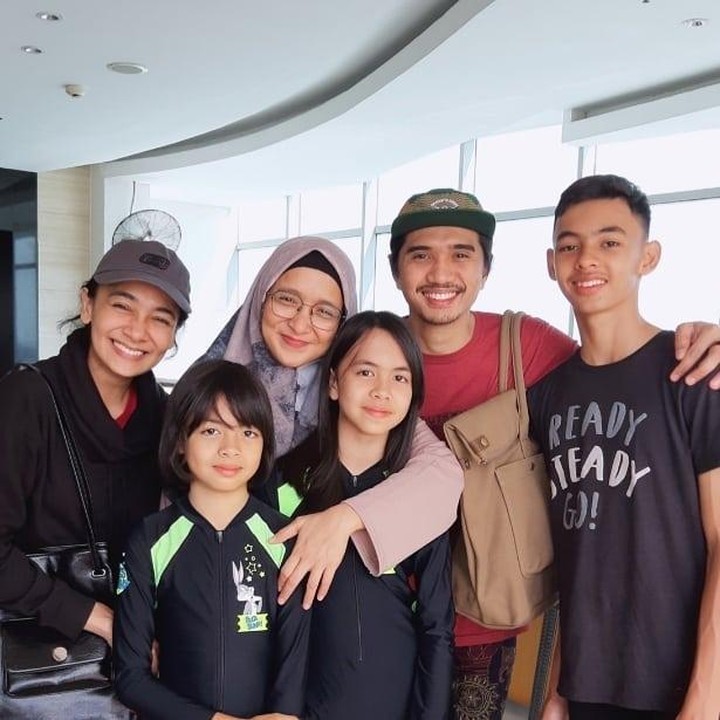 <p>Keluarga Ananda dan Adelia dikenal jauh dari gosip miring. Pernikahan keduanya dengan pasangan masing-masing telah bertahan lebih dari 20 tahun. Sebagai kakak beradik, Ananda dan Adelia juga kerap tampil kompak. (Foto: Instagram @ananda_faturrahman)</p>