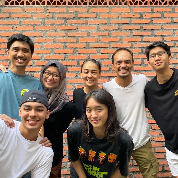 <p>Anak-anak Ananda dan Adelia yang beranjak dewasa juga kerap mencuri perhatian, Bunda. Putra Ananda, Fattah Syach, diketahui terjun ke dunia akting mengikuti jejak orang tuanya. Sedangkan putri Adelia, Aishameglio Duta Chiara, mulai meniti karier di bidang musik, mengikuti jejak sang ayah. (Foto: Instagram @ananda_faturrahman)</p>