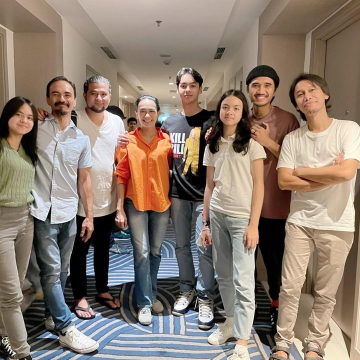 <p>Di waktu luangnya, keluarga Ananda dan Adelia sering menghabiskan waktu bersama. Salah satu momen <em>quality time</em> adalah saat kedua keluarga ini menonton konser Sheila on 7. (Foto: Instagram @ananda_faturrahman)</p>
