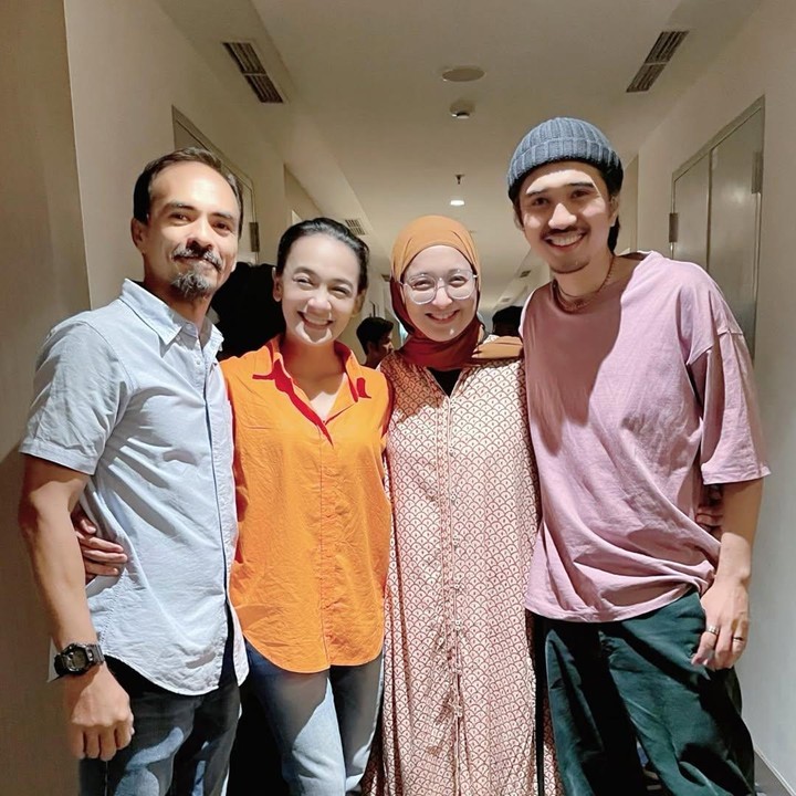 <p>Bunda pasti sudah tak asing dengan kakak beradik Ananda dan Adelia Lontoh. Keduanya sama-sama terjun ke dunia akting dan memulai karier di awal tahun 2000-an. Saat ini, Ananda masih aktif di dunia akting, sementara sang adik Adelia sudah vakum dari dunia hiburan. (Foto: Instagram @ananda_faturrahman)</p>