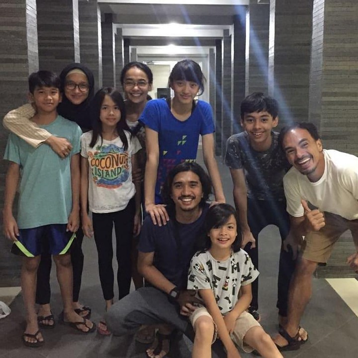 <p>Ananda dan Adelia kini telah menjadi Bunda. Ananda menikah dengan aktor Attar Syach pada 2004 dan dikaruniai tiga anak. Sedangkan Adelia menikah dengan vokalis Sheila on 7, Duta, pada 2003 dan dikaruniai dua anak. (Foto: Instagram @ananda_faturrahman)</p>