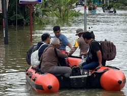 Banjir Rendam Entikong, Akses Lalin Lumpuh hingga Warga Naik-Turun Rakit