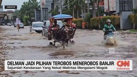 VIDEO: Delman Jadi Pilihan untuk Menerobos Banjir