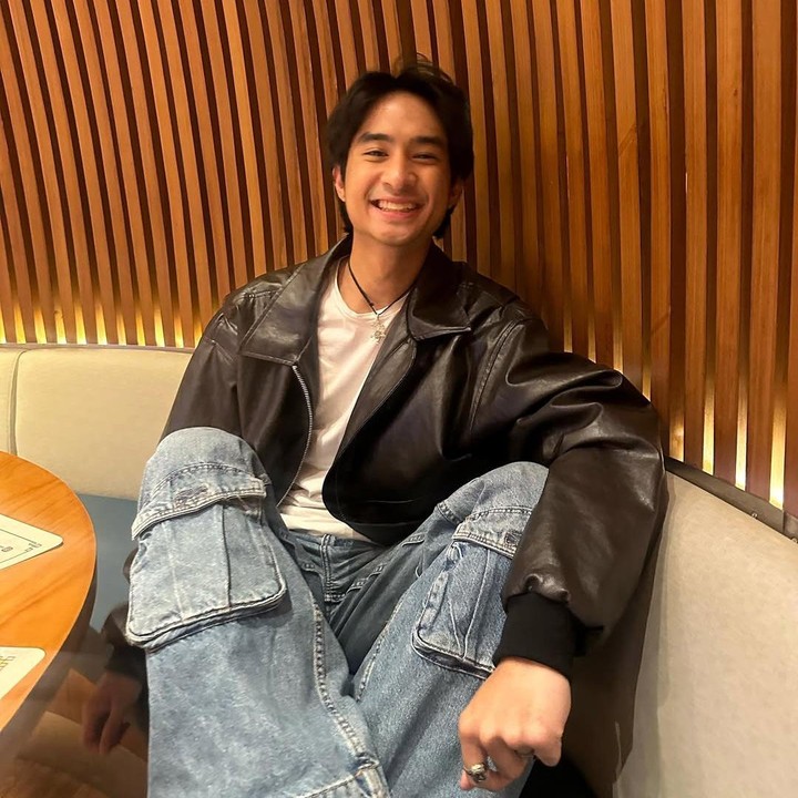 <p>Devano mulai terjun ke dunia akting sejak tahun 2018. Debutnya di film<em> Dear Nathan: Hello Salma</em> berhasil mencuri perhatian. Sejak saat itu, Devano dipercaya memerankan tokoh utama di serial web dan film. (Foto: Instagram @iamdevano)</p>