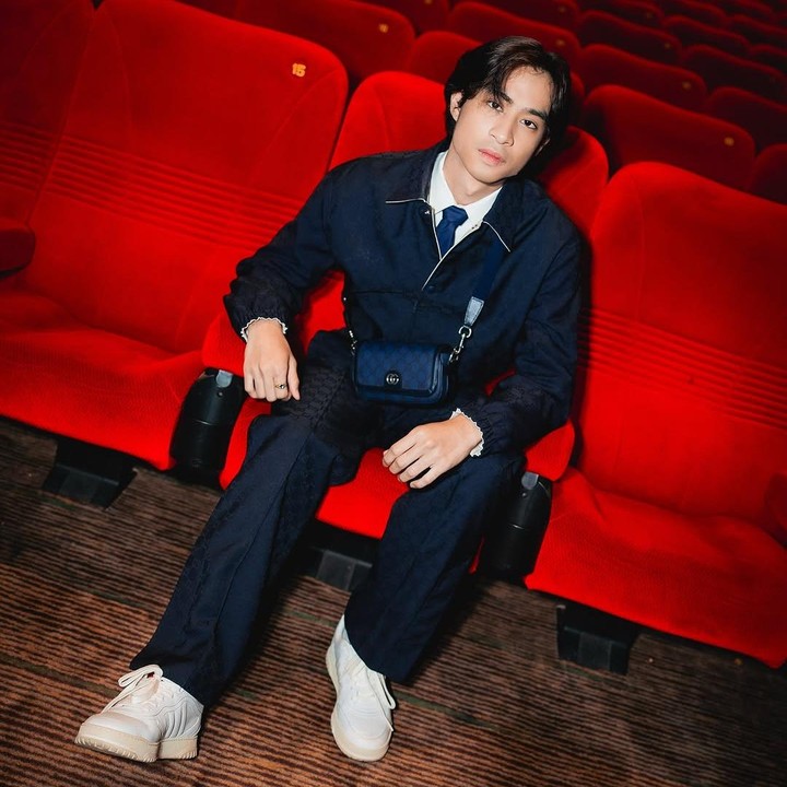 <p>Paras tampan dan gaya modis Devano sering menuai pujian dari netizen lho, Bunda. Terbaru, Devano memamerkan penampilannya yang <em>stylish</em> di premier film <em>Perayaan Mati Rasa.</em> Ia mengenakan pakaian berwarna biru dongker yang senada dengan tasnya. "selalu keren!" tulis akun @si***. "Ganteng nyaa," ungkap @aw***. (Foto: Instagram @iamdevano)</p>
