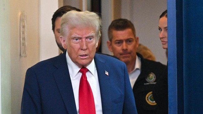 Trump sebut lembaga USAID dijalankan orang radikal usai keluarkan perintah pembekuan bantuan luar negeri AS.