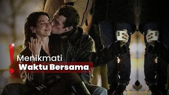 Momen Romantis Dua Lipa-Callum Turner Dansa di Depan Menara Eiffel