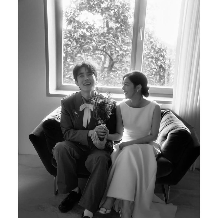 <p>Unggahan potret bahagia Ailee dan Choi Sihun jelang pernikahan dibanjiri ucapan selamat dari para penggemar. Keduanya menjalani sesi foto prewedding dalam berbagai penampilan, mulai dari busana pengantin hingga outfit kasual.(Foto: Instagram @aileeonline)</p>