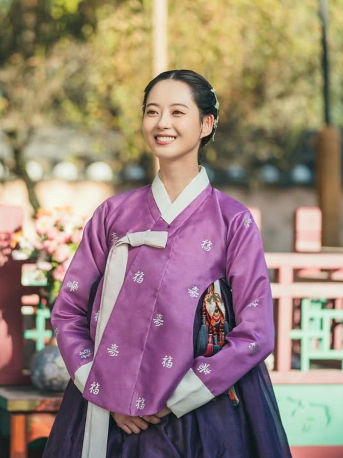 Go Ara akhirnya kembali menyapa penggemar melalui drama sageuk terbaru berjudul 'The Love Story of Chunhwa' yang akan menyoroti pesona cerahnya sebagai putri bungsu bernama Hwa Ri dari keluarga kerajaan./ Foto: instagram.com/tving.official