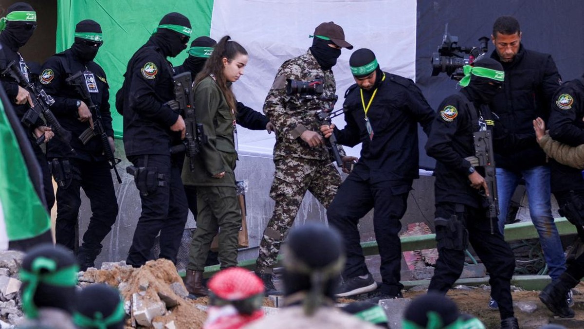 FOTO: Hamas Bebaskan Sandera 1 Tentara Wanita Israel