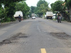 Dear Pemerintah, Jalan Nasional di Bojonegoro Banyak Lubangnya Lho