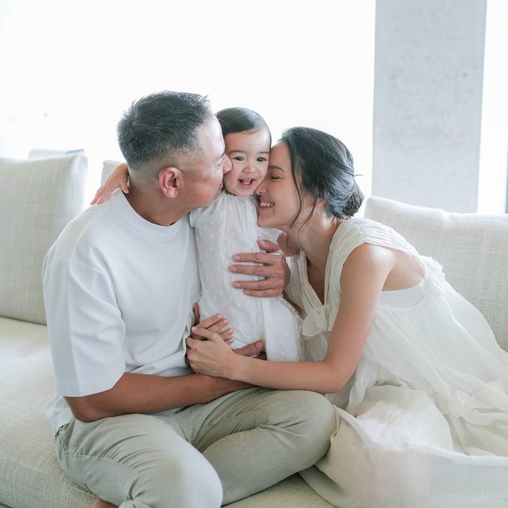 <p>Di salah satu foto, Julie juga mengunggah potretnya saat bersama Brielle dan sang suami David Tjiptobiantoro. Julie dan suami terlihat memeluk putri kecilnya itu, dan ketiganya kompak mengenakan pakaian bernuansa warna putih. (Foto: Instagram @julstelle)</p>