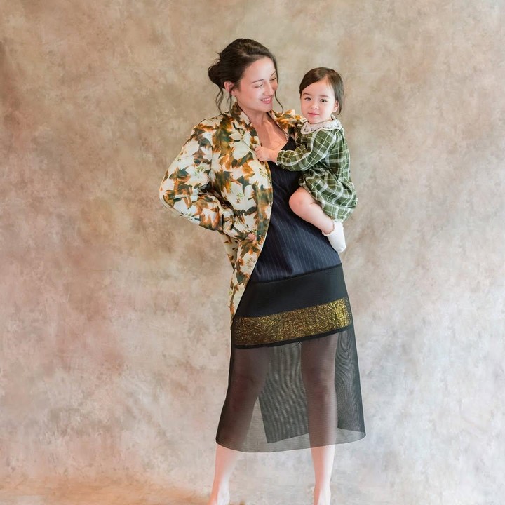 <p>Dalam potret ini, paras Brielle yang cantik dan menggemaskan menuai sorotan. Banyak netizen memuji wajah Brielle yang disebut cantik mirip boneka. "<em>MasyaAllah</em> cantik banget, boneka idupp ini," tulis akun @it***. "Oemji, cantik banget mama sm anaknya. Kayak boneka," ungkap @ag***. (Foto: Instagram @julstelle)</p>