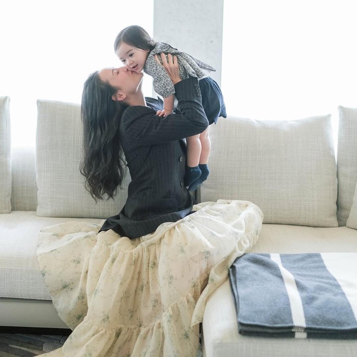<p>Belakangan, Julie kerap membagikan momen kebersamaannya dengan sang putri di media sosial. Baru-baru ini, Julie mengunggah potretnya saat <em>quality time</em> bersama Brielle, yang tahun ini akan berusia dua tahun. (Foto: Instagram @julstelle)</p>